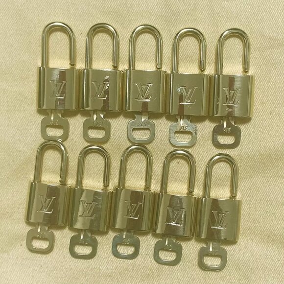 LOUIS VUITTON LV 10 SET PADLOCK KEY CHARM CADENA GOLD-PLATED FRANCE 33PDA173 - Picture 2 of 5